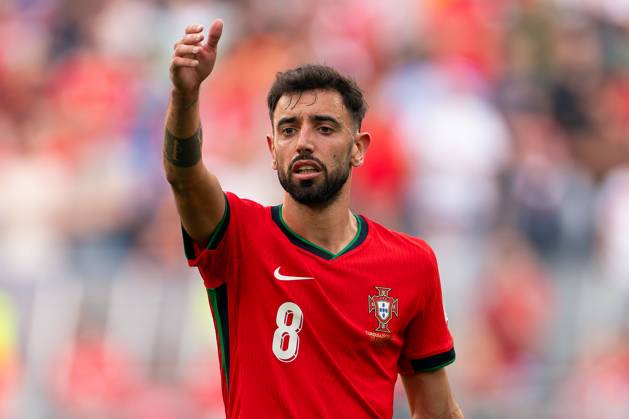 2024-06-22 Turkiye v Portugal - Group F - UEFA EURO, EM, Europameisterschaft,Fussball 2024 DORTMUND, GERMANY - JUNE 22: Bruno Fernandes of Portugal coaches his teammates during the Group F - UEFA EURO 2024 match between Turkiye and Portugal at BVB Stadion Dortmund on June 22, 2024 in Dortmund, Germany. (Photo by Joris Verwijst BSR Agency) Dortmund Germany Content not available for redistribution in The Netherlands directly or indirectly through any third parties. Copyright: xBSRxAgencyx