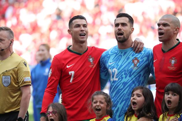 Germany - UEFA EURO, EM, Europameisterschaft,Fussball 2024 - Turkey vs Portugal - 15 06 2024 GERMANY, DORTMUND, JUNE 22. Cristiano Ronaldo of Portugal Diogo Costa of Portugal and Pepe of Portugal (L to R) line up for the national anthem before the UEFA EURO 2024 group F stage match between Turkey and Portugal, on June 22, 2024 at BVB Stadion in Dortmund, Germany. Photo by Manuel Blondeau AOP.Press Dortmund BVB Stadion Germany Copyright: x ManuelxBlondeau AOP.Pressx AOP20240622 0049