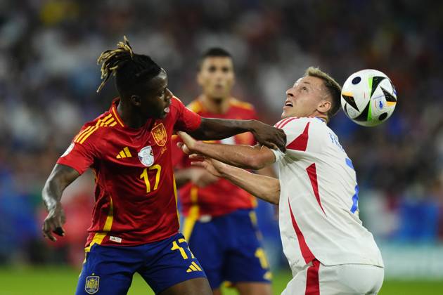 Spain v Italy: Group B - UEFA EURO, EM, Europameisterschaft,Fussball 2024 Nico Williams left winger of Spain and Athletic Club Bilbao and Davide Frattesi central midfield of Italy and Inter Milan compete for the ball during the UEFA EURO 2024 group stage match between Spain and Italy at Arena AufSchalke on June 20, 2024 in Gelsenkirchen, Germany. Gelsenkirchen Germany Copyright: xJosexBretonx originalFilename:breton-spainvit240620_npOz7