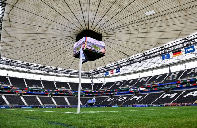 23.06.2024, xscotx, Fussball EM 2024, Schweiz - Deutschland, emspor, v.l. Frankfurt Arena geschlossenes Stadiondach Dach Deutsche Bank Park Waldstadion Frankfurt Arena Stadionansicht Innenraum, Rasen, Tribuene mit geschlossenen Dach Stadiondach Tribüne Frankfurt am Main