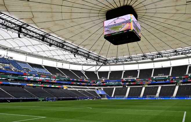 23.06.2024, xscotx, Fussball EM 2024, Schweiz - Deutschland, emspor, v.l. Frankfurt Arena geschlossenes Stadiondach Dach Deutsche Bank Park Waldstadion Frankfurt Arena Stadionansicht Innenraum, Rasen, Tribuene mit geschlossenen Dach Stadiondach Tribüne Frankfurt am Main
