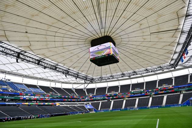 23.06.2024, xscotx, Fussball EM 2024, Schweiz - Deutschland, emspor, v.l. Frankfurt Arena geschlossenes Stadiondach Dach Deutsche Bank Park Waldstadion Frankfurt Arena Stadionansicht Innenraum, Rasen, Tribuene mit geschlossenen Dach Stadiondach Tribüne Frankfurt am Main