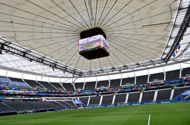 23.06.2024, xscotx, Fussball EM 2024, Schweiz - Deutschland, emspor, v.l. Frankfurt Arena geschlossenes Stadiondach Dach Deutsche Bank Park Waldstadion Frankfurt Arena Stadionansicht Innenraum, Rasen, Tribuene mit geschlossenen Dach Stadiondach Tribüne Frankfurt am Main