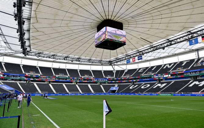 23.06.2024, xscotx, Fussball EM 2024, Schweiz - Deutschland, emspor, v.l. Frankfurt Arena geschlossenes Stadiondach Dach Deutsche Bank Park Waldstadion Frankfurt Arena Stadionansicht Innenraum, Rasen, Tribuene mit geschlossenen Dach Stadiondach Tribüne Frankfurt am Main