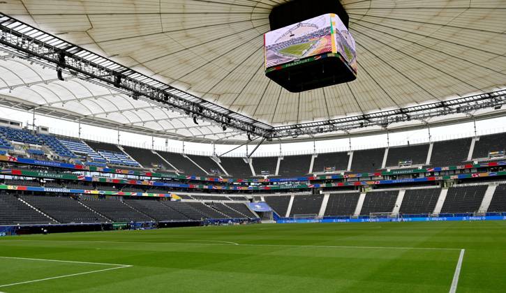 23.06.2024, xscotx, Fussball EM 2024, Schweiz - Deutschland, emspor, v.l. Frankfurt Arena geschlossenes Stadiondach Dach Deutsche Bank Park Waldstadion Frankfurt Arena Stadionansicht Innenraum, Rasen, Tribuene mit geschlossenen Dach Stadiondach Tribüne Frankfurt am Main
