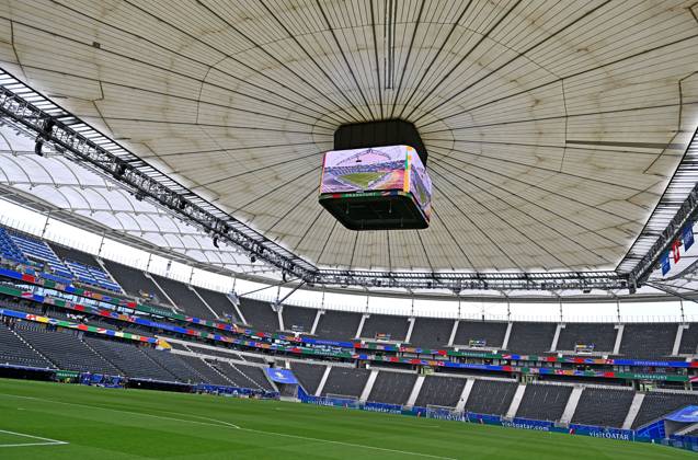 23.06.2024, xscotx, Fussball EM 2024, Schweiz - Deutschland, emspor, v.l. Frankfurt Arena geschlossenes Stadiondach Dach Deutsche Bank Park Waldstadion Frankfurt Arena Stadionansicht Innenraum, Rasen, Tribuene mit geschlossenen Dach Stadiondach Tribüne Frankfurt am Main