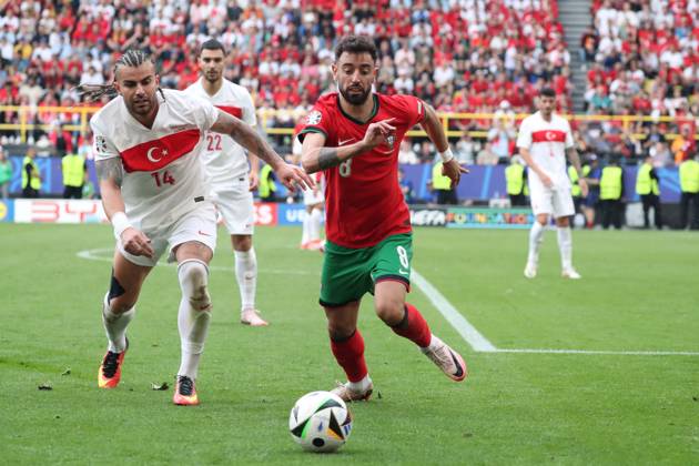 Germany - UEFA EURO, EM, Europameisterschaft,Fussball 2024 - Turkey vs Portugal - 15 06 2024 GERMANY, DORTMUND, JUNE 22. Bruno Fernandes of Portugal duels for the ball with Abdulkerim Bardakci of Turkey during the UEFA EURO 2024 group F stage match between Turkey and Portugal, on June 22, 2024 at BVB Stadion in Dortmund, Germany. Photo by Manuel Blondeau AOP.Press Dortmund BVB Stadion Germany Copyright: x ManuelxBlondeau AOP.Pressx AOP20240622 0123