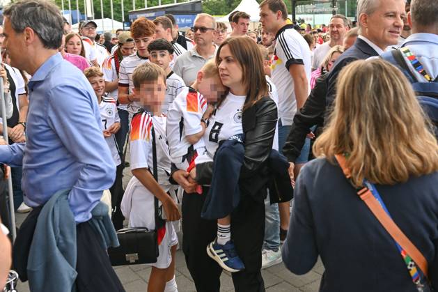 23.06.2024, xscotx, Fussball EM 2024, Schweiz - Deutschland, emspor, v.l. Jessica Kroos mit Kindern (Ehefrau von Toni Kroos (Deutschland, 8) ) Frankfurt am Main