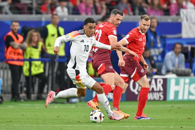 23.06.2024, xscotx, Fussball EM 2024, Schweiz - Deutschland, emspor, v.l. Jamal Musiala (Deutschland, 10), Fabian Schaer (Schweiz, 22) Zweikampf, Duell, Kampf, tackle Frankfurt am Main