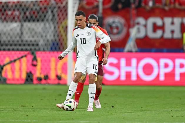 23.06.2024, xscotx, Fussball EM 2024, Schweiz - Deutschland, emspor, v.l. Jamal Musiala (Deutschland, 10), Vincent Sierro (Schweiz, 16) Zweikampf, Duell, Kampf, tackle Frankfurt am Main