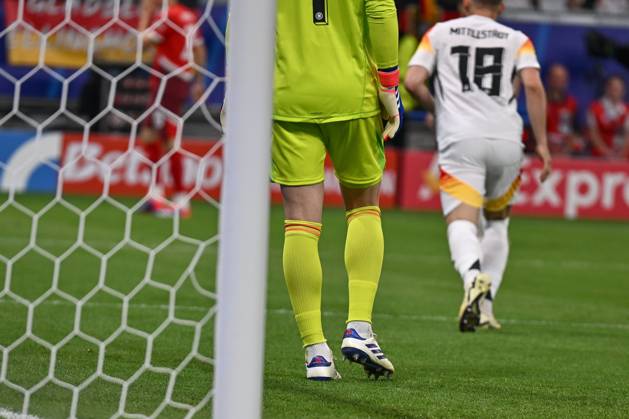 23.06.2024, xscotx, Fussball EM 2024, Schweiz - Deutschland, emspor, v.l. Waden von Manuel Neuer (Deutschland, 1) Frankfurt am Main