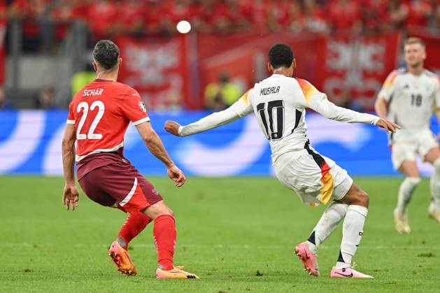 23.06.2024, xscotx, Fussball EM 2024, Schweiz - Deutschland, emspor, v.l. Jamal Musiala (Deutschland, 10), Fabian Schaer (Schweiz, 22) Zweikampf, Duell, Kampf, tackle Frankfurt am Main
