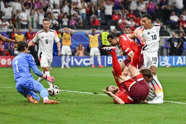 23.06.2024, xscotx, Fussball EM 2024, Schweiz - Deutschland, emspor, v.l. Fabian Schaer (Schweiz, 22), Maximilian Beier (Deutschland, 14), Jamal Musiala (Deutschland, 10), Ricardo Rodriguez (Schweiz, 13) Zweikampf, Duell, Kampf, tackle Frankfurt am Main