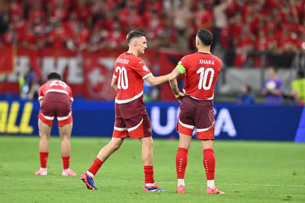 23.06.2024, xscotx, Fussball EM 2024, Schweiz - Deutschland, emspor, v.l. Michel Aebischer (Schweiz, 20), Granit Xhaka (Schweiz, 10) enttaeuscht, enttäuscht, schaut enttaeuscht, niedergeschlagen, disappointed Frankfurt am Main