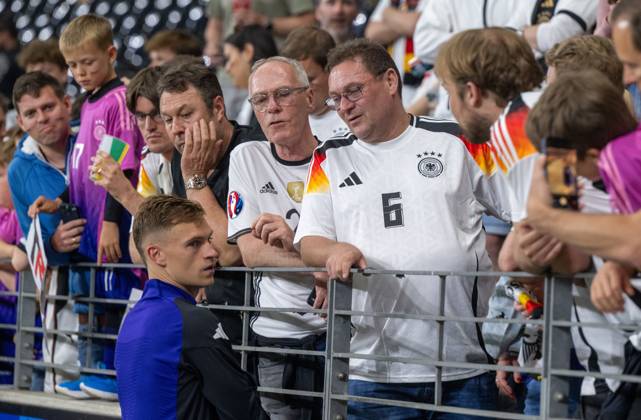 Fußball, Herren, Saison 2023 24, Euro EM 2024, Gruppe A (3. Spieltag) in Frankfurt, Schweiz - Deutschland, Joshua Kimmich (Deutschland) mit Vater Berthold, 23.06. 2024, Copyright: xMatthiasxKochx