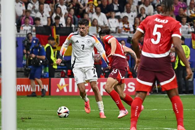 23.06.2024, xscotx, Fussball EM 2024, Schweiz - Deutschland, emspor, v.l. Kai Havertz (Deutschland, 7), Ricardo Rodriguez (Schweiz, 13) Zweikampf, Duell, Kampf, tackle Frankfurt am Main