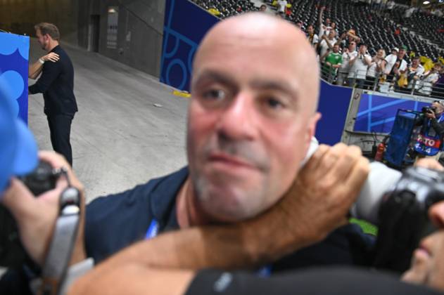 23.06.2024, xscotx, Fussball EM 2024, Schweiz - Deutschland, emspor, v.l. Julian Nagelsmann (Deutschland, Trainer) versteckt seine Freundin Lena Wurzenberger im Marathon-Tor. Obwohl sich Fotografen (mit Leibchen) frei im Innenraum bewegen dürfem, werden sie von DFB Ordner zur Seite gedrängt, wobei sie handgreiflich am Fotografieren gehindert weden. Frankfurt am Main