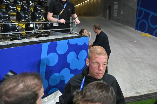 23.06.2024, xscotx, Fussball EM 2024, Schweiz - Deutschland, emspor, v.l. Julian Nagelsmann (Deutschland, Trainer) versteckt seine Freundin Lena Wurzenberger im Marathon-Tor. Obwohl sich Fotografen (mit Leibchen) frei im Innenraum bewegen dürfem, werden sie von DFB Ordner zur Seite gedrängt, wobei sie handgreiflich am Fotografieren gehindert weden. Frankfurt am Main