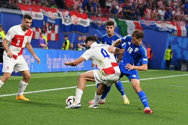 UEFA European Football Championship - UEFA EURO, EM, Europameisterschaft,Fussball 2024 - Croatia vs Italy NIcolo Barella (ItalyI against Jasko Gvardiol (Croatia) during UEFA Euro 2024 - Croatia vs Italy, UEFA European Football Championship in Leipzig, Germany, June 24 2024 Leipzig Germany Copyright: xIPAxSport ABACAx