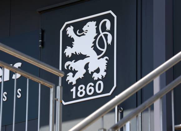 München, Deutschland 25. Juni 2024: Fussball, Herren, 3.Liga, Saison 2024 2025, TSV 1860 München, Training, Grünwalder Strasse 114 Das Logo, Wappen des TSV 1860 München als Symbolbild am Pressestüberl am Trainingsgelände
