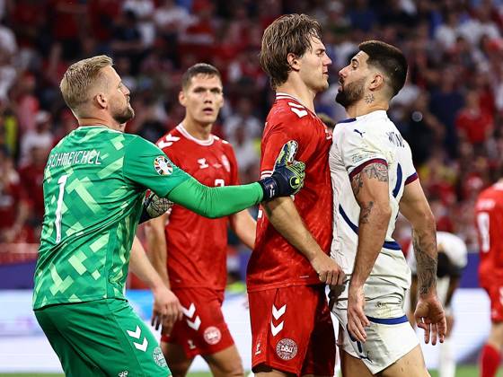 Bilder des Jahres 2024, Sport 06 Juni Sport Themen der Woche KW26 Sport Bilder des Tages Sport Bilder des Tages Aleksandar Mitrovic of Serbia squares up to Joachim Andersen of Denmark Denmark v Serbia, UEFA European Championship, EM, Europameisterschaft 2024, Group C, Football, Munich Football Arena, Munich, Germany, 25 Jun 2024 EDITORIAL USE ONLY No use with unauthorised audio, video, data, fixture lists, club league logos or live services. Online in-match use limited to 120 images, no video emulation. No use in betting, games or single club league player publications. Copyright: xMichaelxZemanek Shutterstockx 14555536ds