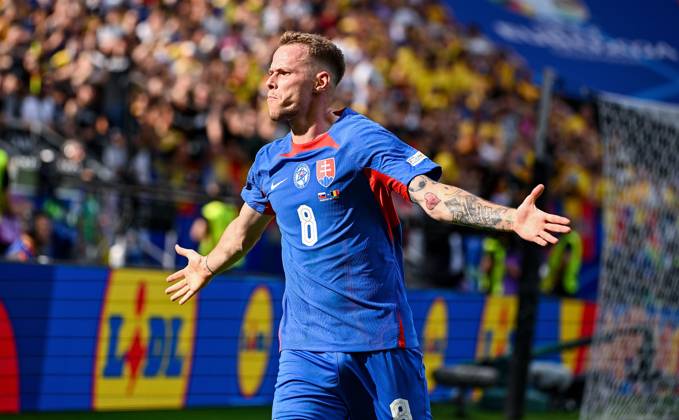 26.06.2024, xpsx, UEFA EURO, EM, Europameisterschaft,Fussball 2024 Vorrunde, Slowakei - Rumänien v.l. celebrate the goal, Torjubel zum 1:0 Torschütze Ondrej Duda (Slowakei) (DFL DFB REGULATIONS PROHIBIT ANY USE OF PHOTOGRAPHS as IMAGE SEQUENCES and or QUASI-VIDEO) emspor Frankfurt