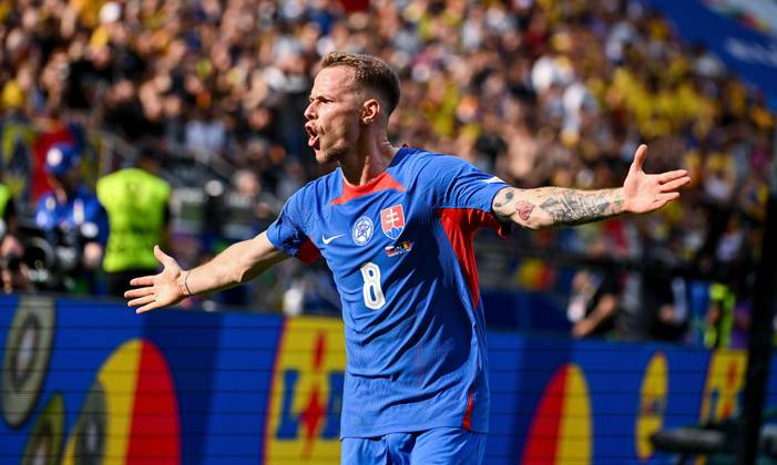 26.06.2024, xpsx, UEFA EURO, EM, Europameisterschaft,Fussball 2024 Vorrunde, Slowakei - Rumänien v.l. celebrate the goal, Torjubel zum 1:0 Torschütze Ondrej Duda (Slowakei) (DFL DFB REGULATIONS PROHIBIT ANY USE OF PHOTOGRAPHS as IMAGE SEQUENCES and or QUASI-VIDEO) emspor Frankfurt