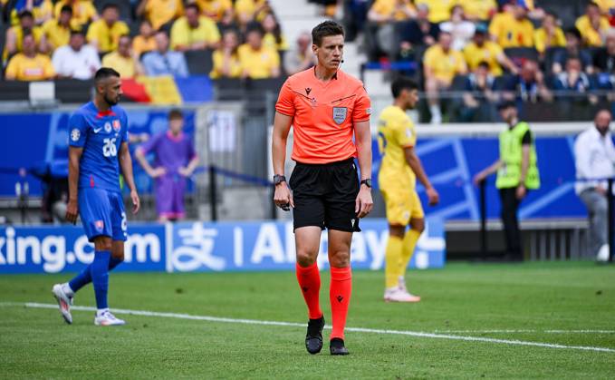 26.06.2024, xpsx, UEFA EURO, EM, Europameisterschaft,Fussball 2024 Vorrunde, Slowakei - Rumänien v.l. Schiedsrichter Daniel Siebert (DFL DFB REGULATIONS PROHIBIT ANY USE OF PHOTOGRAPHS as IMAGE SEQUENCES and or QUASI-VIDEO) emspor Frankfurt