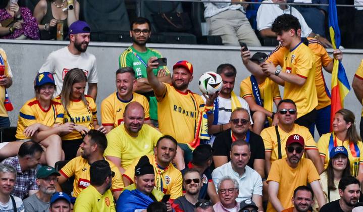 26.06.2024, xpsx, UEFA EURO, EM, Europameisterschaft,Fussball 2024 Vorrunde, Slowakei - Rumänien v.l. Selfie mit gefangenem Spielball (DFL DFB REGULATIONS PROHIBIT ANY USE OF PHOTOGRAPHS as IMAGE SEQUENCES and or QUASI-VIDEO) emspor Frankfurt