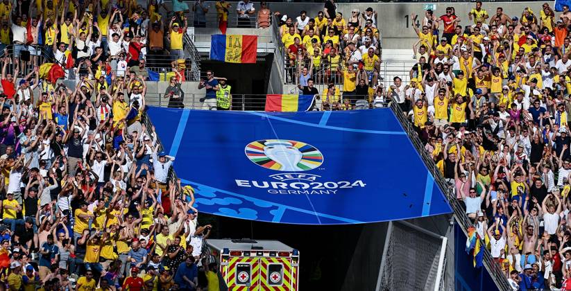 26.06.2024, xpsx, UEFA EURO, EM, Europameisterschaft,Fussball 2024 Vorrunde, Slowakei - Rumänien v.l. Zuschauer machen die Welle laola (DFL DFB REGULATIONS PROHIBIT ANY USE OF PHOTOGRAPHS as IMAGE SEQUENCES and or QUASI-VIDEO) emspor Frankfurt