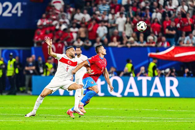 Cenk Tosun (Tuerkei, 09), Tomas Holes (Tschechien, 03) GER, Tschechien vs. Tuerkei, Fussball Europameisterschaft, UEFA EURO, EM, Europameisterschaft,Fussball 2024, Spieltag 3, 26.06.2024 GER, Tschechien vs. Tuerkei, Fussball Europameisterschaft, UEFA Euro 2024, Spieltag 3, 26.06.2024 Hamburg Copyright: xEibner-Pressefoto MarcelxvonxFehrnx EP_MFN