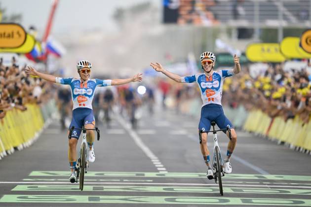 Bilder des Jahres 2024, Sport 06 Juni Sport Themen der Woche KW26 Sport Bilder des Tages Tour de France 2024 - Stage 01 RIMINI, ITALY - JUNE 29 : Bardet Romain (FRA) of Team dsm-firmenich PostNL and Van Den Broek Frank (NED) of Team dsm-firmenich PostNL celebrating his victory during stage 1 of the 111th edition of the Tour de France 2024 cycling race, a stage of 206 kms with start in Florence and finish in Rimini on June 29, 2024 in Rimini, Italy, 29 06 2024 Rimini Italy  Copyright: xNicoxVereeckenx