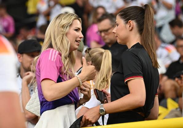 29.06.2024, xscotx, Fussball EM 2024 Achtelfinale, Deutschland - Dänemark, emspor, v.l. Anika Bissel, die Frau von Torwart Manuel Neuer, Lina Kimmich , die Frau von Joshua Kimmich Dortmund