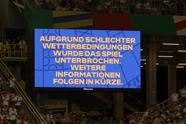 29.06.2024, Fussball, Euro 2024, Achtelfinale, Deutschland – Daenemark, GER, Dortmund, BVB Stadion Bild: v. li. Wegen Gewitter und Hagel wurde das Spiel unterbrochen, Copyright: HMBxMedia xHeikoxBecker