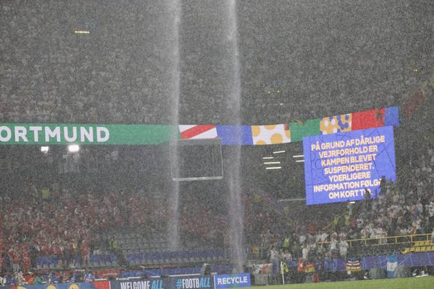 29.06.2024, Fussball, Euro 2024, Achtelfinale, Deutschland – Daenemark, GER, Dortmund, BVB Stadion Bild: v. li. Wegen Gewitter und Hagel wurde das Spiel unterbrochen, Copyright: HMBxMedia xHeikoxBecker