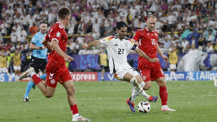 29.06.2024, Fussball, Euro 2024, Achtelfinale, Deutschland – Daenemark, GER, Dortmund, BVB Stadion Bild: v. li. Joakim Mahle (Denmark, 5), Ilkay Guendogan (Germany, 21) und Christian Eriksen (Denmark, 10) Copyright: HMBxMedia xHeikoxBecker