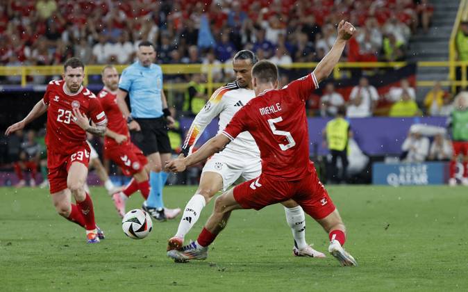 29.06.2024, Fussball, Euro 2024, Achtelfinale, Deutschland – Daenemark, GER, Dortmund, BVB Stadion Bild: v. li. Pierre-Emile Hojbjerg (Denmark, 23), Leroy Sane (Germany, 19) und Joakim Mahle (Denmark, 5) Copyright: HMBxMedia xHeikoxBecker