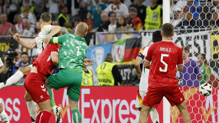 29.06.2024, Fussball, Euro 2024, Achtelfinale, Deutschland – Daenemark, GER, Dortmund, BVB Stadion Bild: v. li. Nico Schlotterbeck (Germany, 15) macht das vermeintliche Tor zum 1:0, das Schiedsrichter, Referee Michael Oliver wegen eines Fouls von Joshua Kimmich (Germany, 6) nicht gibt. Copyright: HMBxMedia xHeikoxBecker