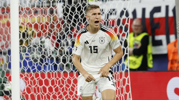 29.06.2024, Fussball, Euro 2024, Achtelfinale, Deutschland – Daenemark, GER, Dortmund, BVB Stadion Bild: v. li. Nico Schlotterbeck (Germany, 15) jubelt nach seinem vermeintlichen 1:0, das Schiedsrichter, Referee Michael Oliver wegen eines Fouls von Joshua Kimmich (Germany, 6) nicht gibt. Copyright: HMBxMedia xHeikoxBecker