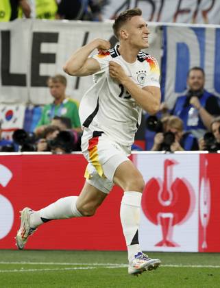 29.06.2024, Fussball, Euro 2024, Achtelfinale, Deutschland – Daenemark, GER, Dortmund, BVB Stadion Bild: v. li. Nico Schlotterbeck (Germany, 15) jubelt nach seinem vermeintlichen 1:0, das Schiedsrichter, Referee Michael Oliver wegen eines Fouls von Joshua Kimmich (Germany, 6) nicht gibt. Copyright: HMBxMedia xHeikoxBecker