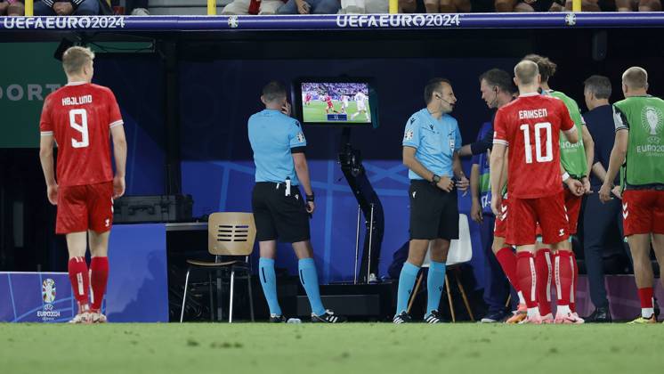 29.06.2024, Fussball, Euro 2024, Achtelfinale, Deutschland – Daenemark, GER, Dortmund, BVB Stadion Bild: v. li. Schiedsrichter, Referee Michael Oliver gibt nach Videobeweis, Video Assist, Video Beweis, TV Beweis, evidence, video assist, video evidence, TV evidence, Strafstoß, Strafstoss, Elfer, Elfmeter, Penalty kick, penalty kick, penalty, penalty kick fue Deutschland Copyright: HMBxMedia xHeikoxBecker