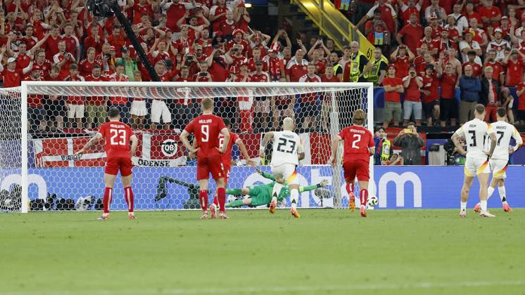 29.06.2024, Fussball, Euro 2024, Achtelfinale, Deutschland – Daenemark, GER, Dortmund, BVB Stadion Bild: Kai Havertz (Germany, 7) (r) Goal scored, erziehlt das Tor zum 1:0 celebrate the goal per Strafstoß, Strafstoss, Elfer, Elfmeter, Penalty kick, penalty kick, penalty, penalty kick fue Deutschland Copyright: HMBxMedia xHeikoxBecker