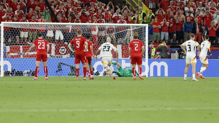 29.06.2024, Fussball, Euro 2024, Achtelfinale, Deutschland – Daenemark, GER, Dortmund, BVB Stadion Bild: Kai Havertz (Germany, 7) (r) Goal scored, erziehlt das Tor zum 1:0 celebrate the goal per Strafstoß, Strafstoss, Elfer, Elfmeter, Penalty kick, penalty kick, penalty, penalty kick fue Deutschland Copyright: HMBxMedia xHeikoxBecker