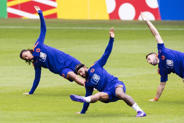 Bilder des Jahres 2024, Sport 06 Juni Sport Themen der Woche KW26 Sport Bilder des Tages WOLFSBURG - (l-r) Nathan Ake, Memphis Depay, Stefan De Vrij during a training session of the Dutch national team, Nationalteam at the AOK Stadium on June 30, 2024 in Wolfsburg, Germany. The Dutch national team is preparing for the eighth finals at the European Football Championship in Germany against Romania. ANP KOEN VAN WEEL UEFA EURO, EM, Europameisterschaft,Fussball 2024 Germany 2024 xVIxANPxSportx xxANPxIVx 502412554 originalFilename: 502412554.jpg