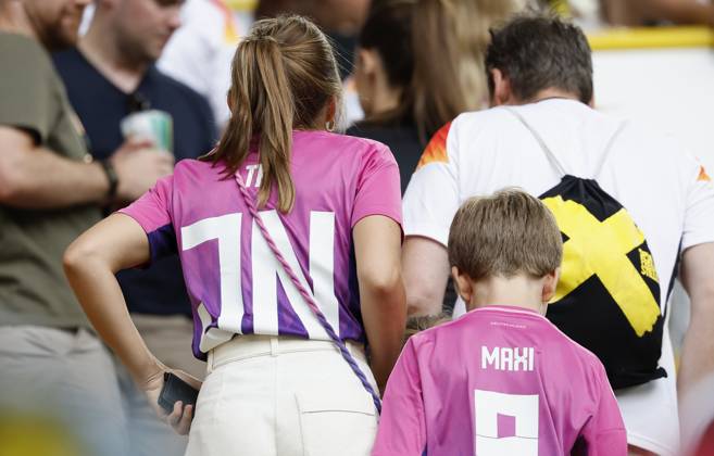 29.06.2024, Fussball, Euro 2024, Achtelfinale, Deutschland – Daenemark, GER, Dortmund, BVB Stadion Bild: v. li. Lena Wurzenberger, Lebensgefaehrtin von Trainer, Coach, Julian Nagelsmann (Germany) mit den Initialen von Julian Nagelsmann auf dem Trikot. Copyright: HMBxMedia xHeikoxBecker