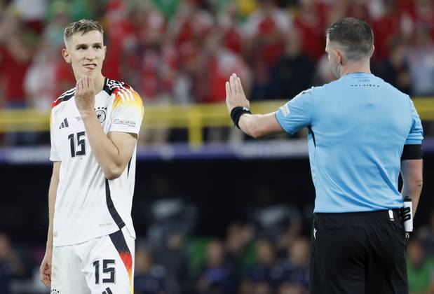 29.06.2024, Fussball, Euro 2024, Achtelfinale, Deutschland – Daenemark, GER, Dortmund, BVB Stadion Bild: v. li. Nico Schlotterbeck (Germany, 15) und Schiedsrichter, Referee Michael Oliver Copyright: HMBxMedia xHeikoxBecker