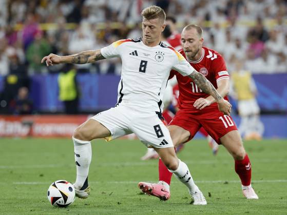 29.06.2024, Fussball, Euro 2024, Achtelfinale, Deutschland – Daenemark, GER, Dortmund, BVB Stadion Bild: v. li. Toni Kroos (Germany, 8) und Christian Eriksen (Denmark, 10) Copyright: HMBxMedia xHeikoxBecker