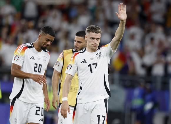 29.06.2024, Fussball, Euro 2024, Achtelfinale, Deutschland – Daenemark, GER, Dortmund, BVB Stadion Bild: v. li. Benjamin Henrichs (Germany, 20) und Florian Wirtz (Germany, 17) Copyright: HMBxMedia xHeikoxBecker