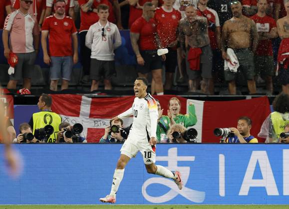 29.06.2024, Fussball, Euro 2024, Achtelfinale, Deutschland – Daenemark, GER, Dortmund, BVB Stadion Bild: v. li. Torschuetze Jamal Musiala (Germany, 10) Jubel nach dem Tor zum 2:0, jubelnd, bejubelt, jubelt, jubeln, Emotionen, Cheering after the goal for, cheering, cheered, cheers, cheering, Copyright: HMBxMedia xHeikoxBecker