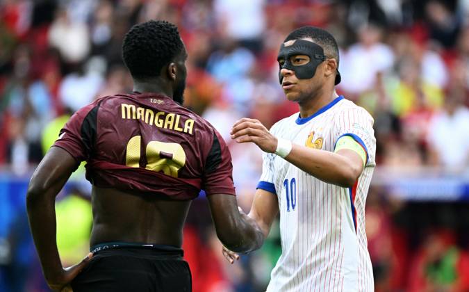 Fussball, Europameisterschaft, EURO 2024, Achtelfinale, Merkur Spiel-Arena Düsseldorf: Frankreich Belgien 1:0; Kylian Mbappe (FRA) und Orel Mangala (BEL) nach Spielende.
